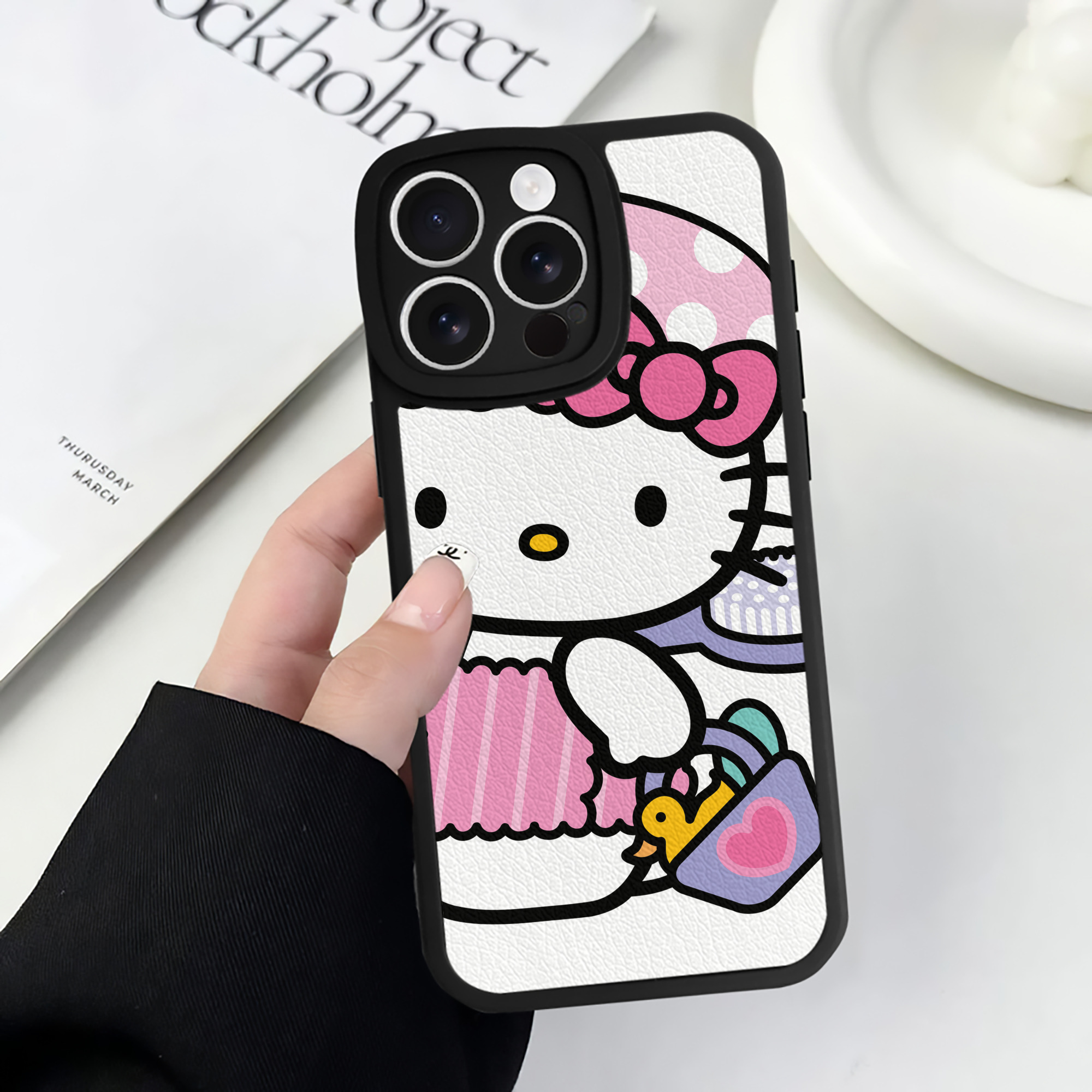 （画像用） Hello Kitty ハローキティ 【iPhone 16シリーズ対応】シリコンスマホケース（レザー調） 材質：シリコン